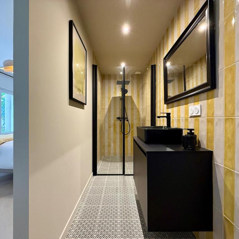 Maison Timoreau - Luxury Apartments - Deluxe Two-Bedroom Apartment with Garden View - 9