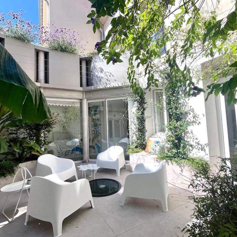 Maison Timoreau - Luxury Apartments - Deluxe Two-Bedroom Apartment with Garden View - 10