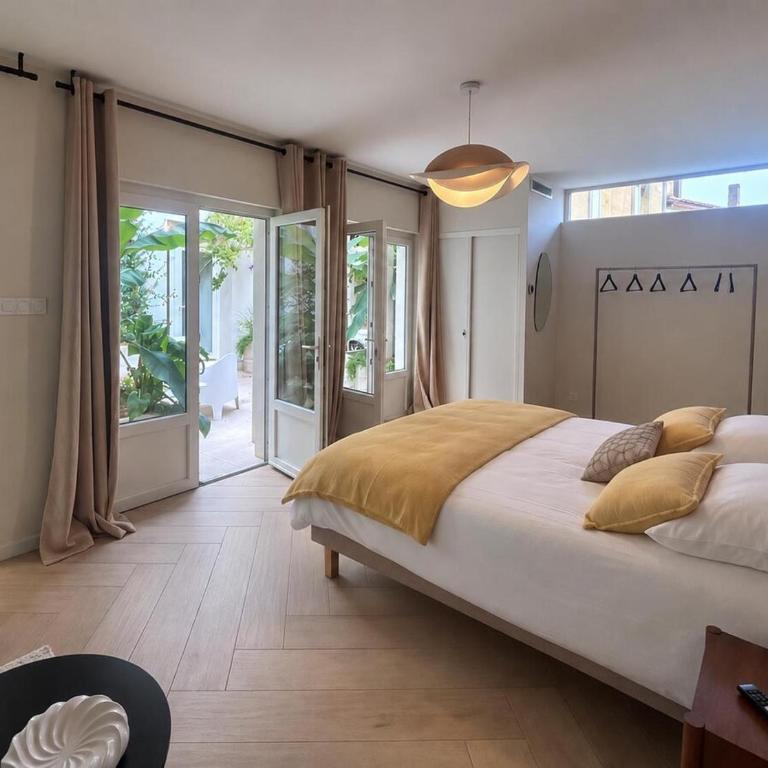 Maison Timoreau - Luxury Apartments - Deluxe Two-Bedroom Apartment with Garden View - 11