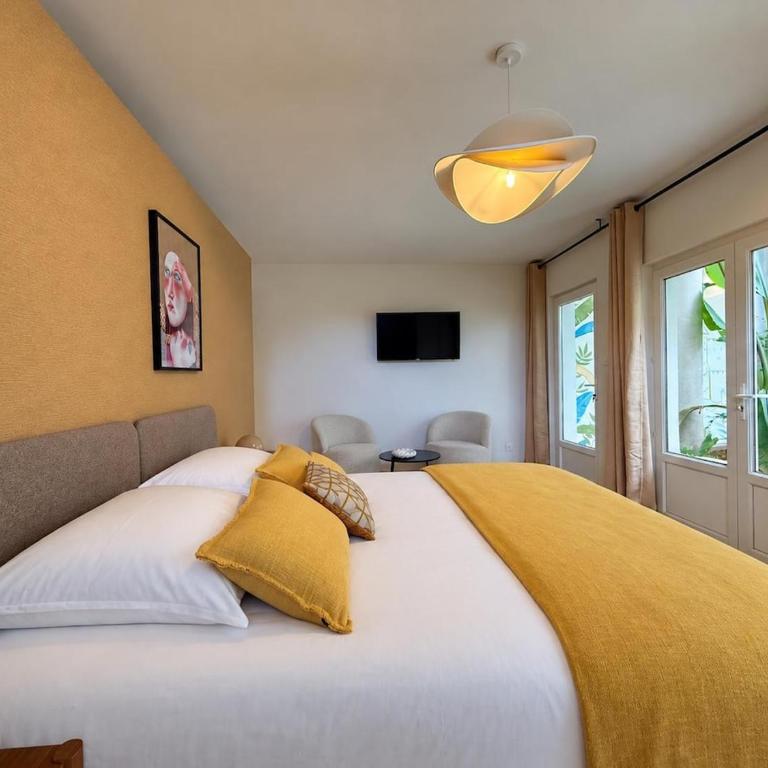 Maison Timoreau - Luxury Apartments - Deluxe Two-Bedroom Apartment with Garden View - 12