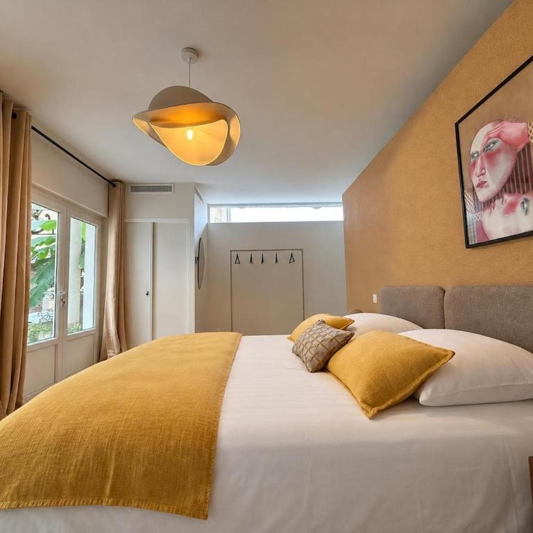 Maison Timoreau - Luxury Apartments - Deluxe Two-Bedroom Apartment with Garden View - 13