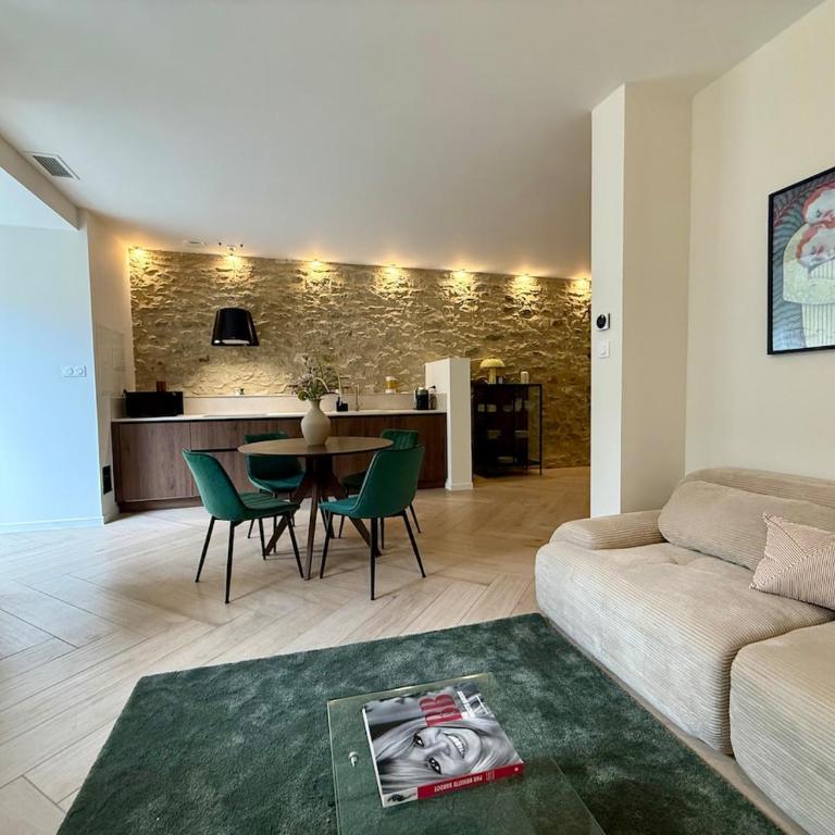 Maison Timoreau - Luxury Apartments - Deluxe Two-Bedroom Apartment with Garden View - 21