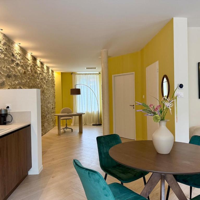 Maison Timoreau - Luxury Apartments - Deluxe Two-Bedroom Apartment with Garden View - 33