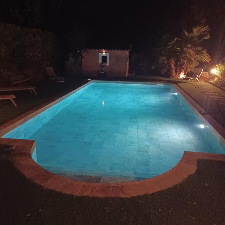 Magnifique villa avec piscine 10x5 m sur 1800m2 de terrain avec parking privatif cuisine recente equpee 3 chambres dont 2 parental au rdc avec wc separe pas de vis à vis terrain de petanque bbq climatisation jeux enfants - Villa mit 3 Schlafzimmern - 21