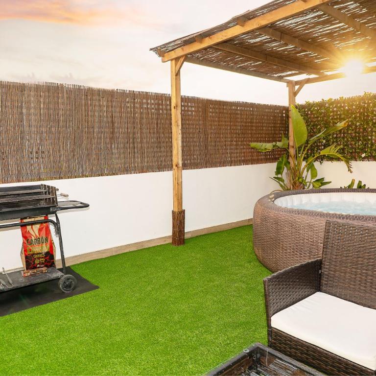 Private Terrace & Jacuzzi & Sleeps Six - Apartamento - 16