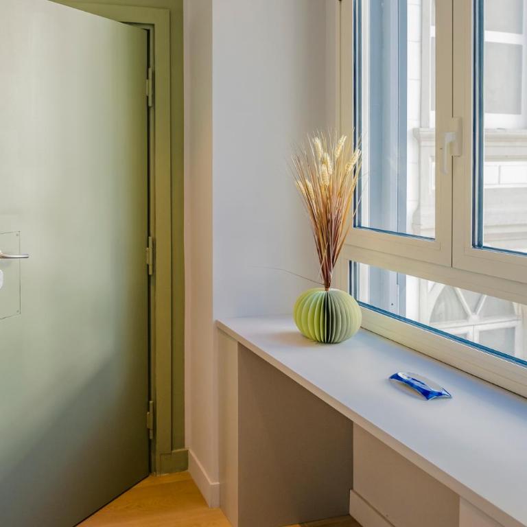Residenze Napolitane - Appartamento con 2 Camere da Letto e Balcone - 4
