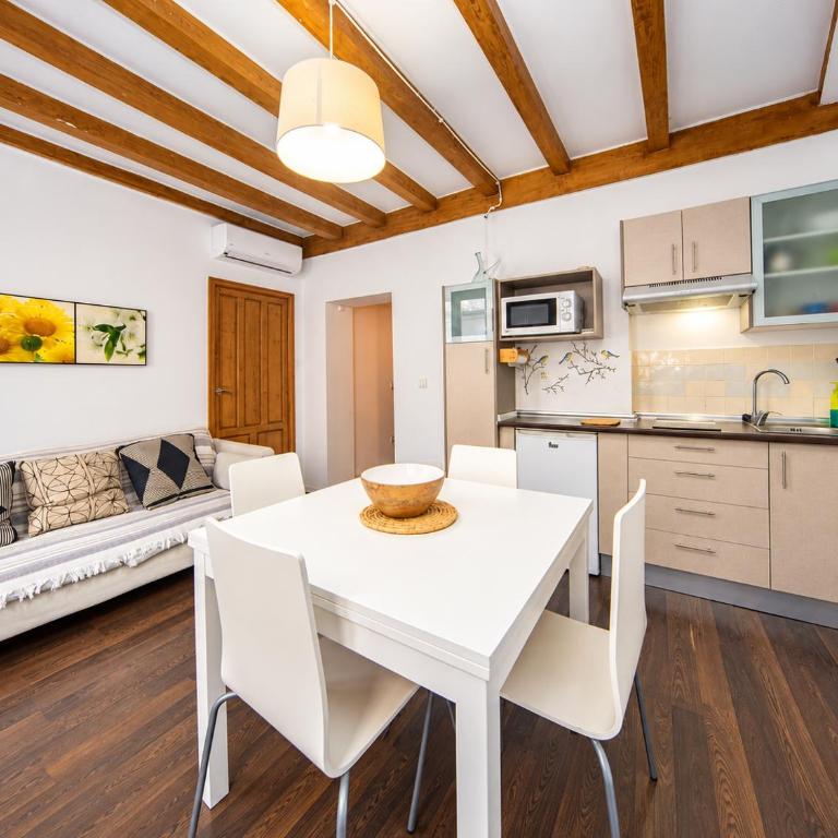 Rodrigo Campo Suites en el centro de Granada y a 10 min de la Alhambra y - Two-Bedroom Apartment - 2