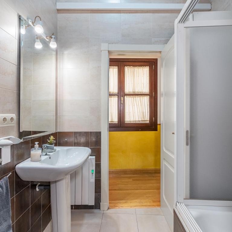 Edificio Histórico en el Centro de Granada cerca de la Catedral y principales puntos de interés - Apartamento de 2 dormitorios - 32