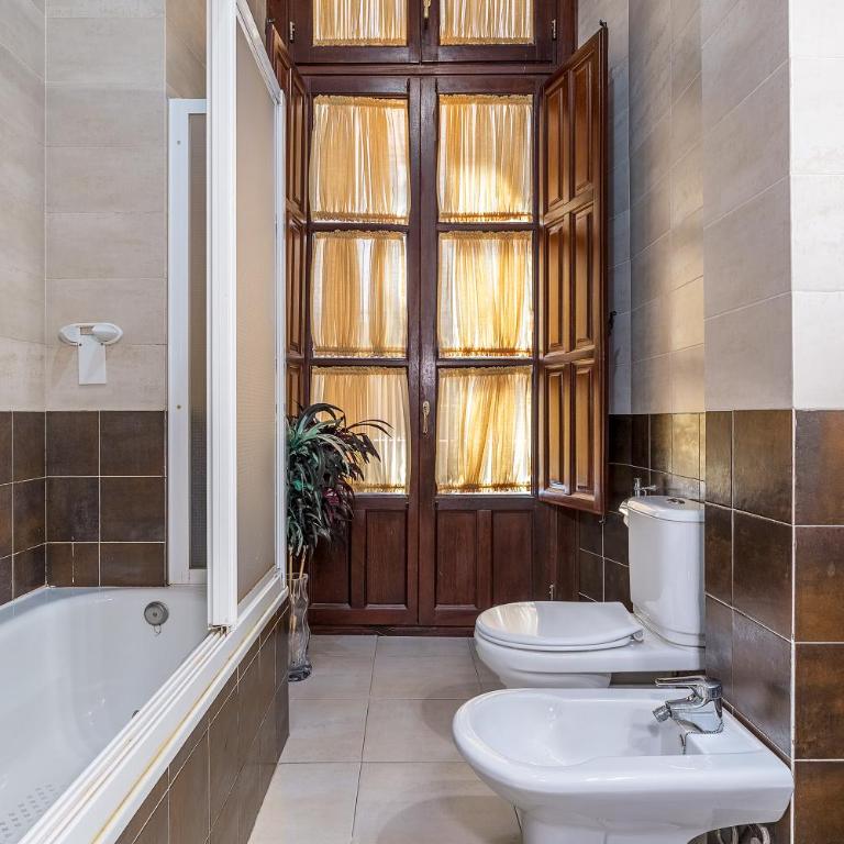 Edificio Histórico en el Centro de Granada cerca de la Catedral y principales puntos de interés - Apartamento de 2 dormitorios - 9