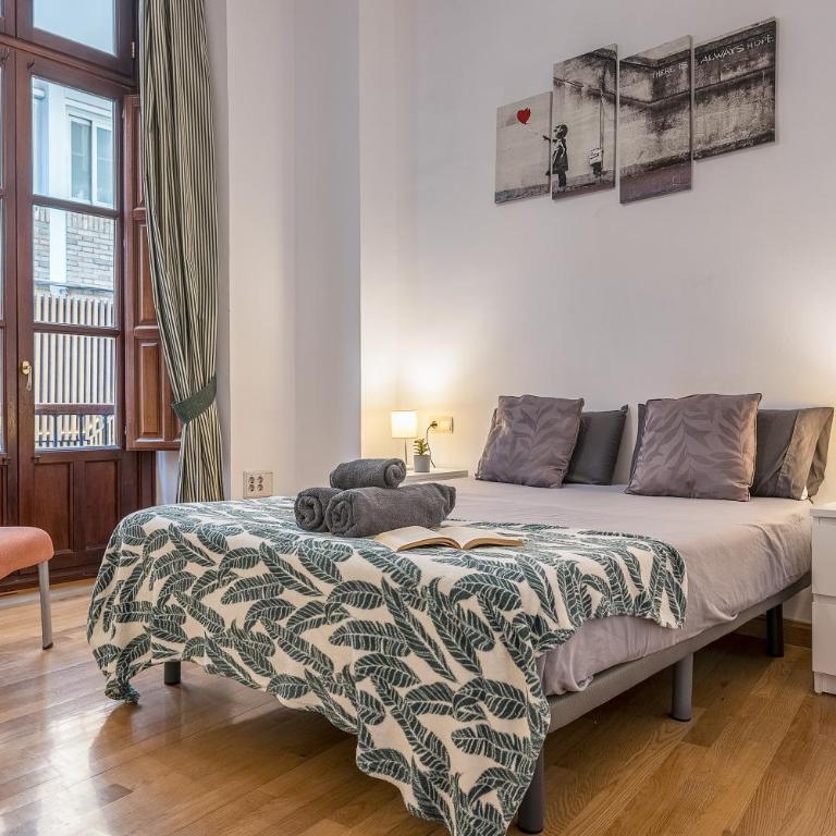 Edificio Histórico en el Centro de Granada cerca de la Catedral y principales puntos de interés - Apartamento de 2 dormitorios - 4