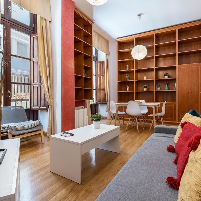 Edificio Histórico en el Centro de Granada cerca de la Catedral y principales puntos de interés - Apartamento de 2 dormitorios - 1