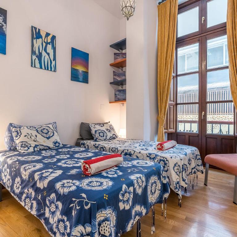 Edificio Histórico en el Centro de Granada cerca de la Catedral y principales puntos de interés - Apartamento de 2 dormitorios - 28