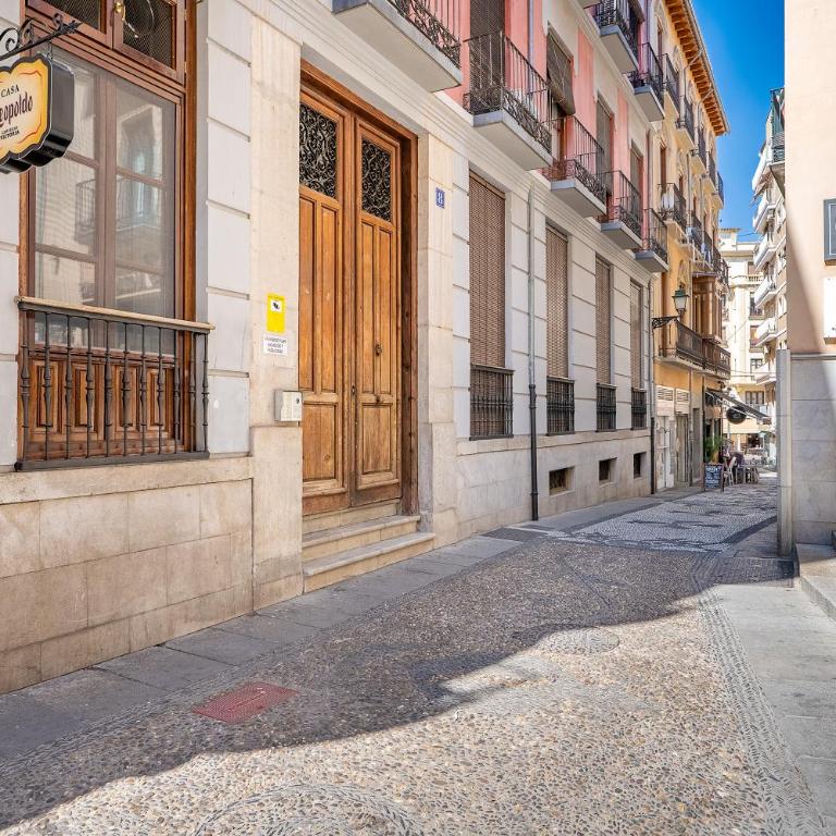 Edificio Histórico en el Centro de Granada cerca de la Catedral y principales puntos de interés - Apartamento de 2 dormitorios - 40