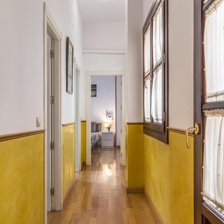 Edificio Histórico en el Centro de Granada cerca de la Catedral y principales puntos de interés - Apartamento de 2 dormitorios - 35