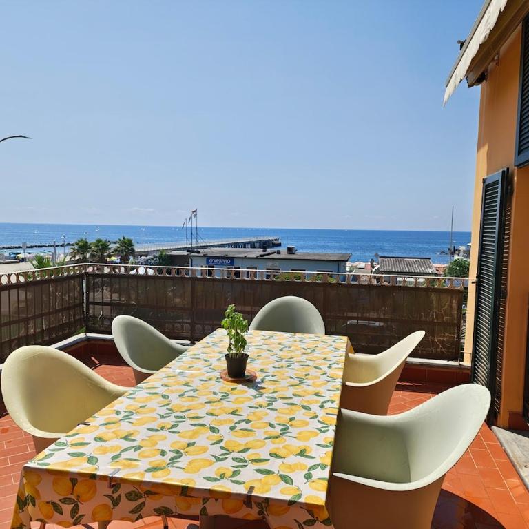 Attico fronte mare con terrazza 30 mq e parcheggio privato - Apartment mit 2 Schlafzimmern - 1