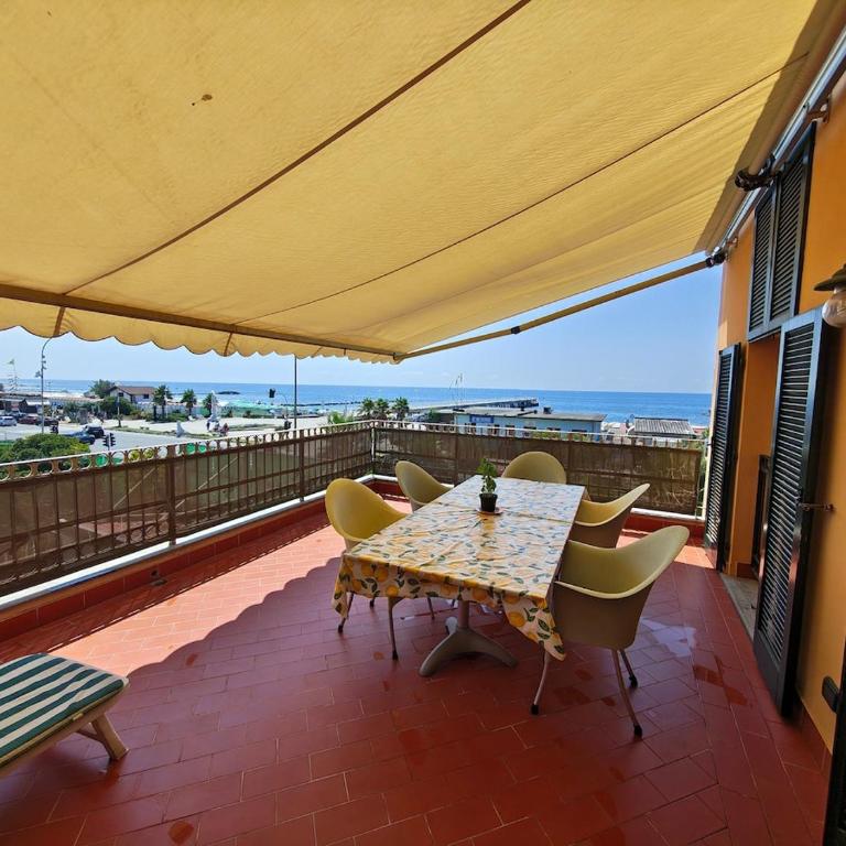 Attico fronte mare con terrazza 30 mq e parcheggio privato - Apartment mit 2 Schlafzimmern - 4