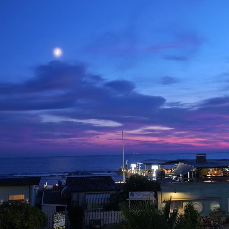Attico fronte mare con terrazza 30 mq e parcheggio privato - Apartment mit 2 Schlafzimmern - 5