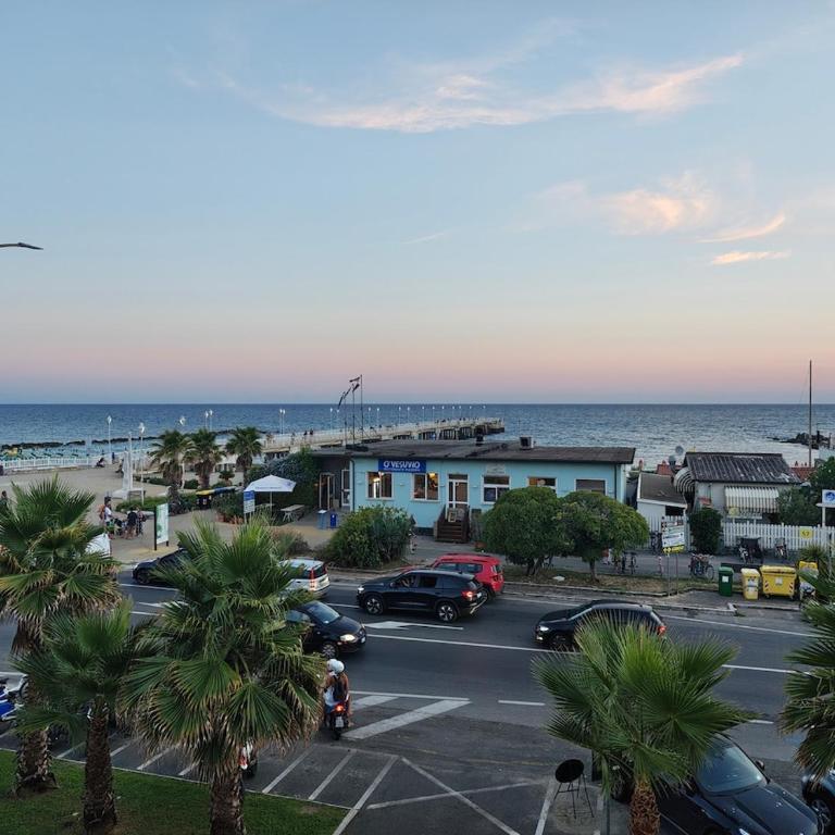 Attico fronte mare con terrazza 30 mq e parcheggio privato - Apartment mit 2 Schlafzimmern - 6