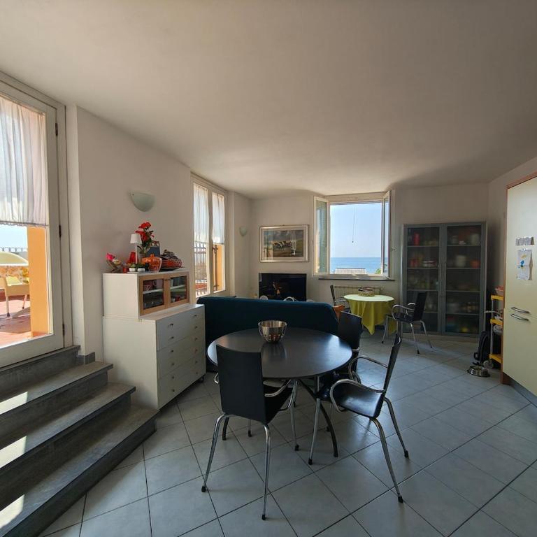 Attico fronte mare con terrazza 30 mq e parcheggio privato - Apartment mit 2 Schlafzimmern - 8