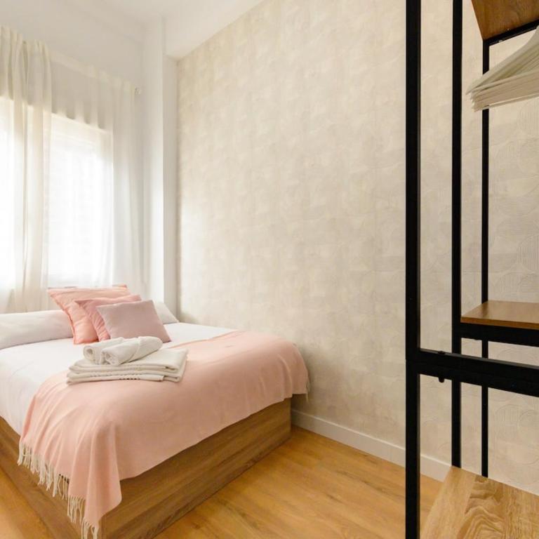 Luis Cernuda, 5 dormitorios - Apartment - 5