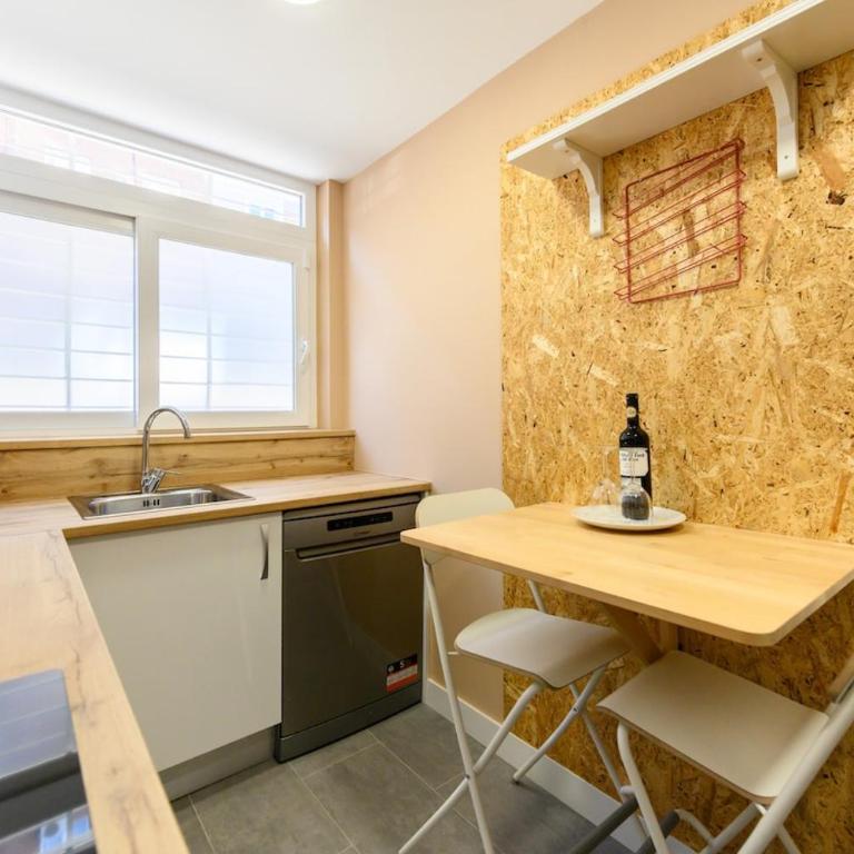Luis Cernuda, 5 dormitorios - Apartment - 58