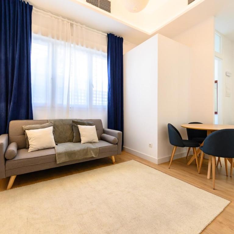 Luis Cernuda, 5 dormitorios - Apartment - 67