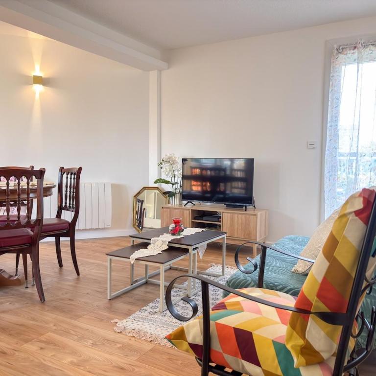 Appartement lumineux 2 chambres, loggia, place de parking - Two-Bedroom Apartment - 1