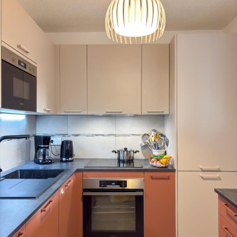 Appartement lumineux 2 chambres, loggia, place de parking - Two-Bedroom Apartment - 2