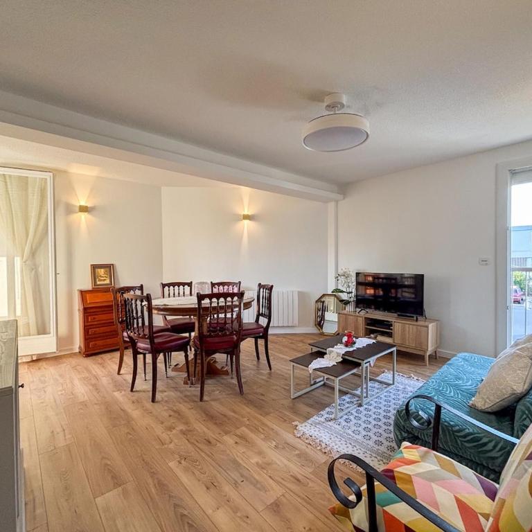 Appartement lumineux 2 chambres, loggia, place de parking - Two-Bedroom Apartment - 5