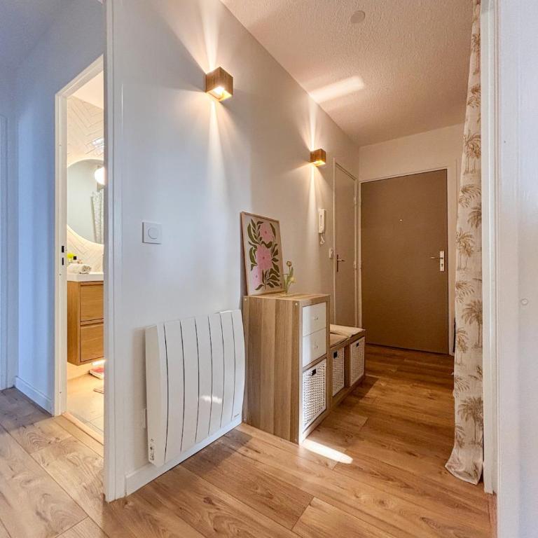 Appartement lumineux 2 chambres, loggia, place de parking - Two-Bedroom Apartment - 8