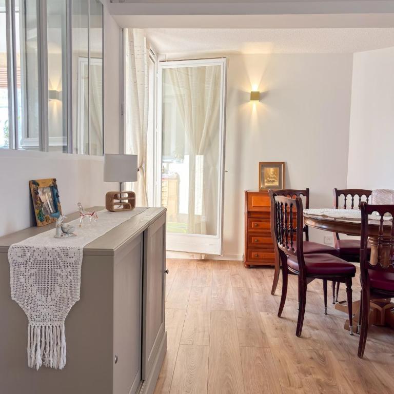 Appartement lumineux 2 chambres, loggia, place de parking - Two-Bedroom Apartment - 10