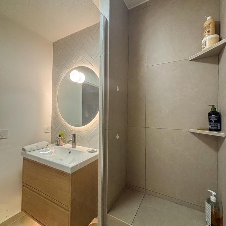 Appartement lumineux 2 chambres, loggia, place de parking - Two-Bedroom Apartment - 14