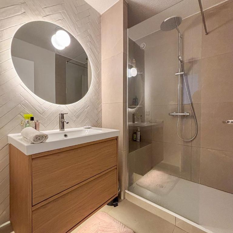 Appartement lumineux 2 chambres, loggia, place de parking - Two-Bedroom Apartment - 16