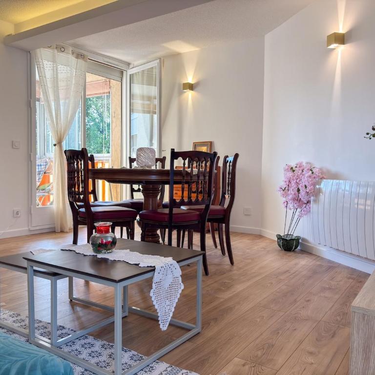 Appartement lumineux 2 chambres, loggia, place de parking - Two-Bedroom Apartment - 18