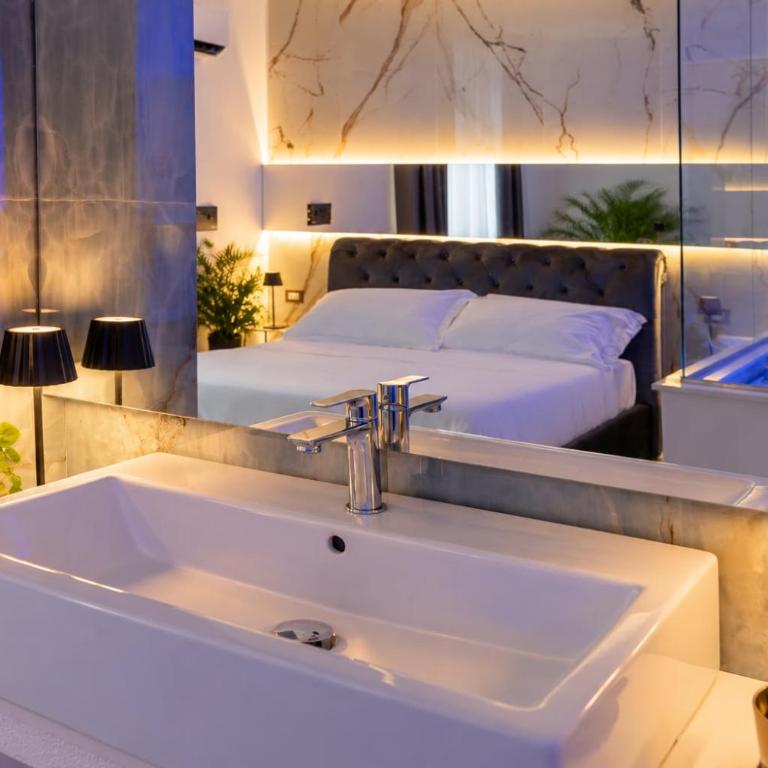 BELLINI JACUZZI SUITE Catania - Camera King con Balcone - 4