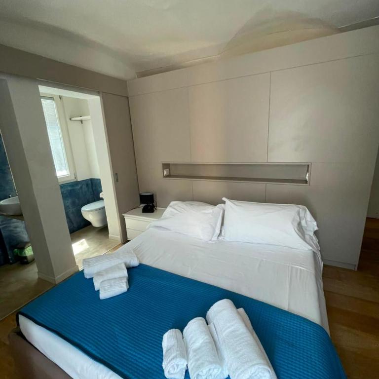 Noah Suite & Apartments - Double Room with Balcony - 9