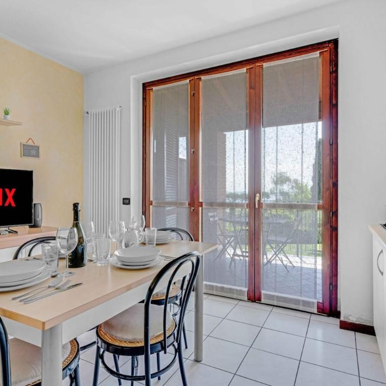 - Piscina e parcheggio - Casa a pochi passi dal Lago - One-Bedroom Apartment with Pool View - 5