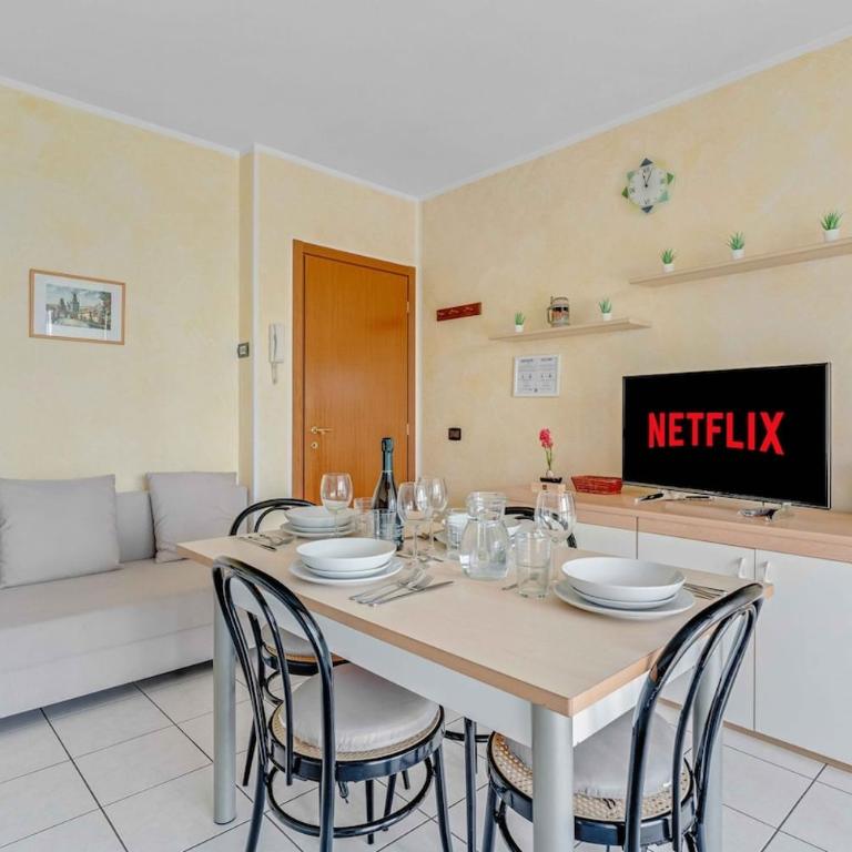 - Piscina e parcheggio - Casa a pochi passi dal Lago - One-Bedroom Apartment with Pool View - 10