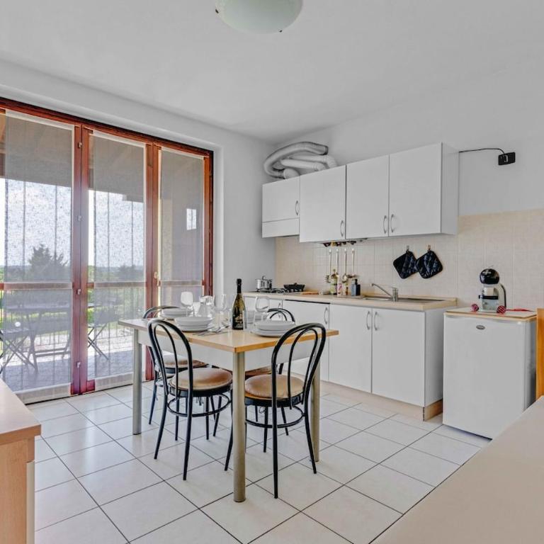 - Piscina e parcheggio - Casa a pochi passi dal Lago - One-Bedroom Apartment with Pool View - 4