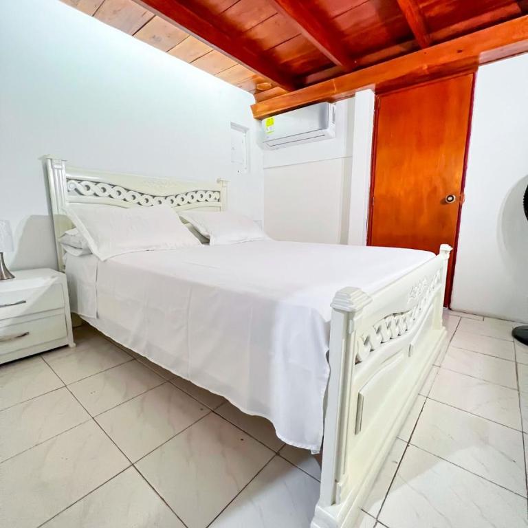 Charming three-bedroom apartment located in the historic walled city center of Cartagena - Three-Bedroom Apartment - 24