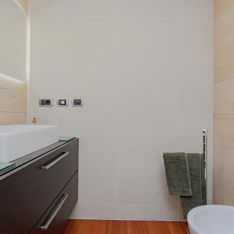 Spacious 180 Luxury Milan Apartment with 3 Bedrooms, 3 Baths & Jacuzzi Bocconi Campus - Appartamento con 3 Camere da Letto - 12