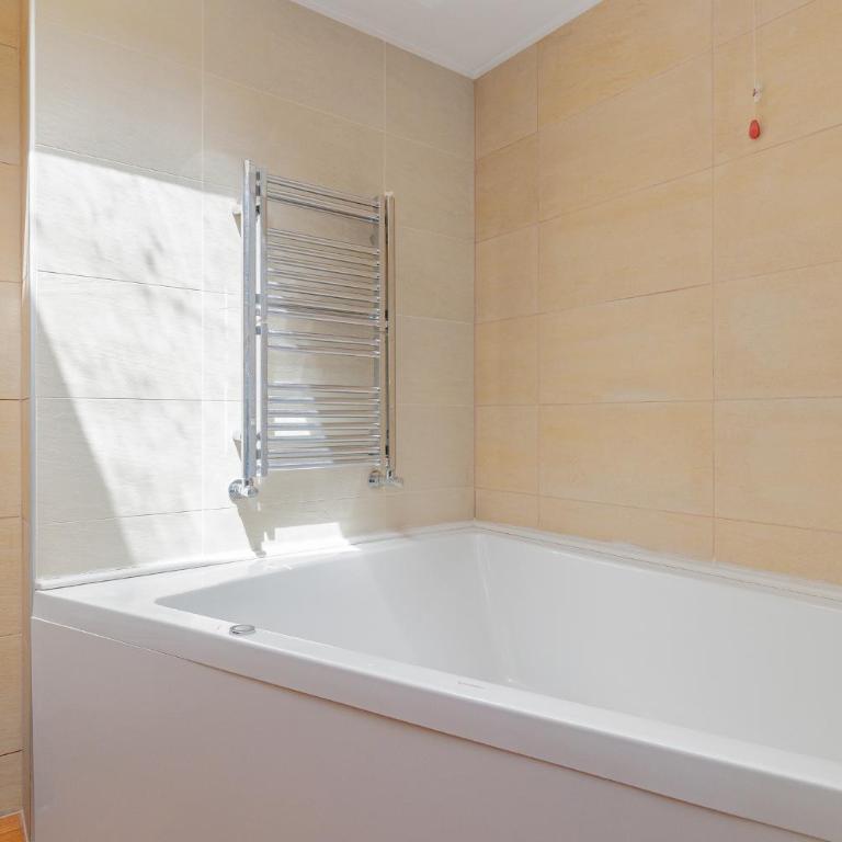Spacious 180 Luxury Milan Apartment with 3 Bedrooms, 3 Baths & Jacuzzi Bocconi Campus - Appartamento con 3 Camere da Letto - 77
