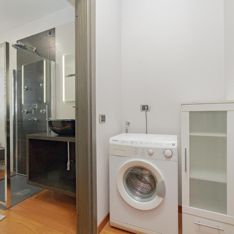 Spacious 180 Luxury Milan Apartment with 3 Bedrooms, 3 Baths & Jacuzzi Bocconi Campus - Appartamento con 3 Camere da Letto - 88
