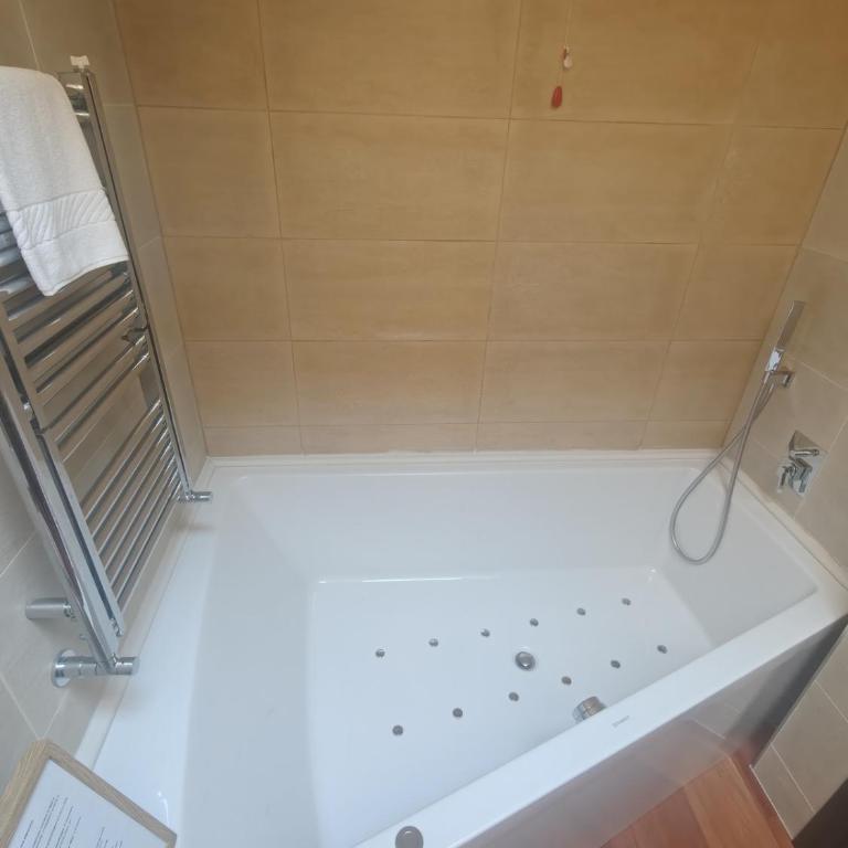 Spacious 180 Luxury Milan Apartment with 3 Bedrooms, 3 Baths & Jacuzzi Bocconi Campus - Appartamento con 3 Camere da Letto - 93