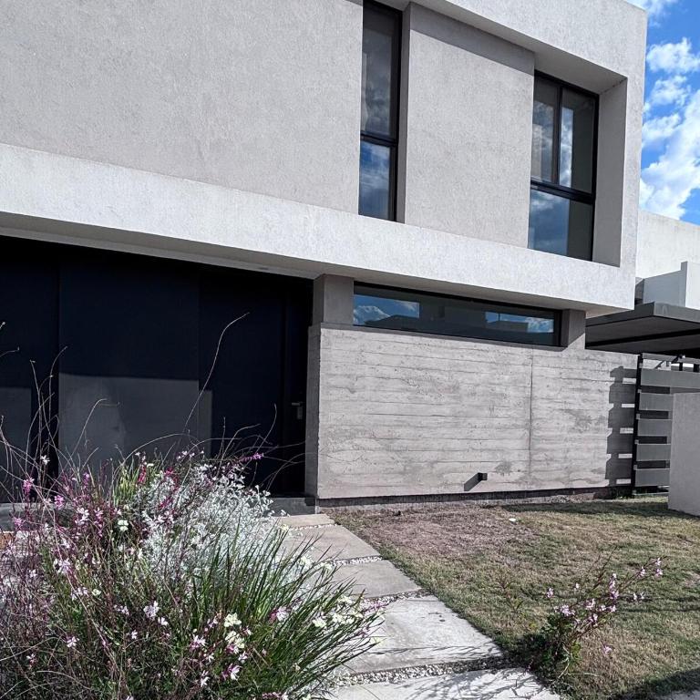 Hermoso Dúplex Premium Lejos del Ruido Cerca de todo - Con Pileta y Cochera Privada - Two-Bedroom House - 1
