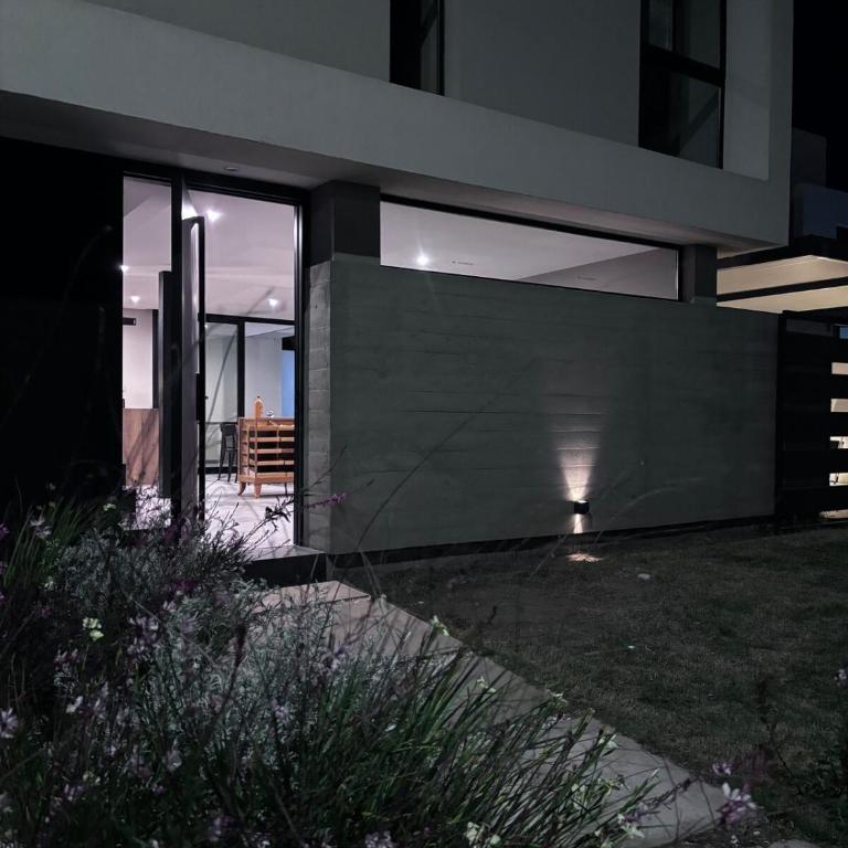 Hermoso Dúplex Premium Lejos del Ruido Cerca de todo - Con Pileta y Cochera Privada - Two-Bedroom House - 2