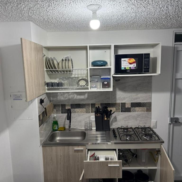 APARTAMENTO CON PISCINA y AIRE ACONDICIONADO EN RICAURTE - Apartamento de 2 dormitorios - 5