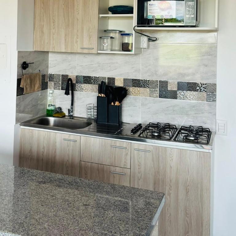 APARTAMENTO CON PISCINA y AIRE ACONDICIONADO EN RICAURTE - Apartamento de 2 dormitorios - 4