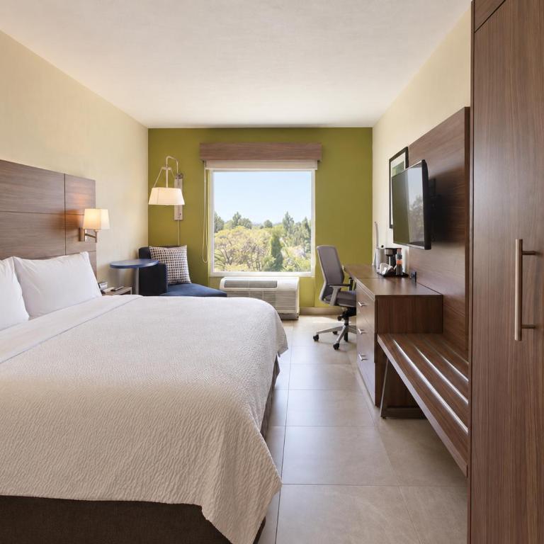 Holiday Inn Express Guadalajara Aeropuerto by IHG - Habitación con cama extragrande. - 7