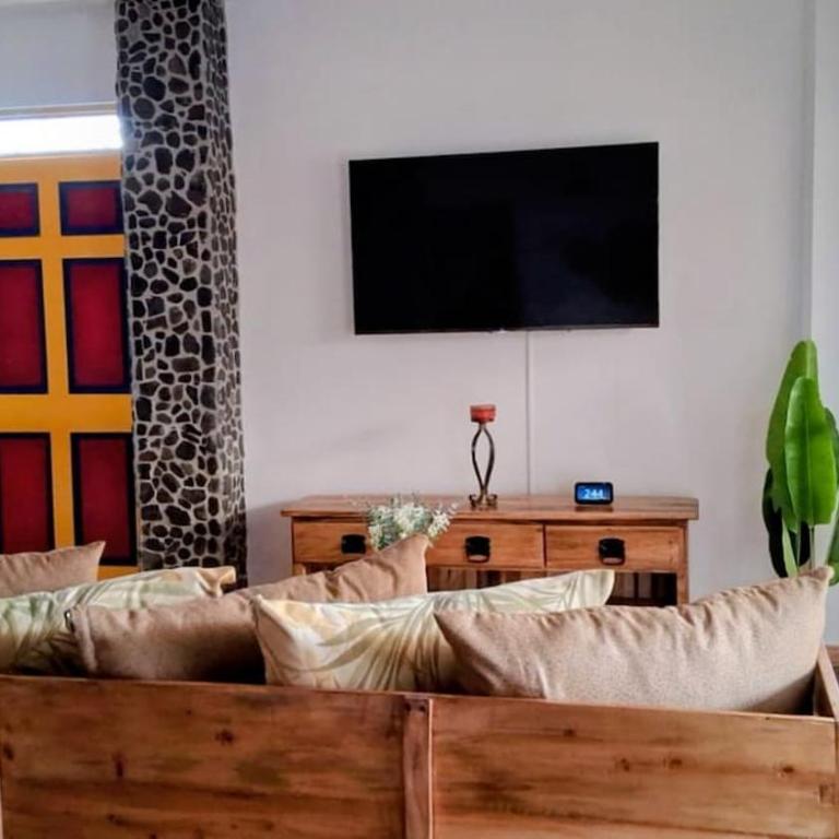 La Chapolera with Hot Tub and Free Private Parking - Three-Bedroom Apartment - 1